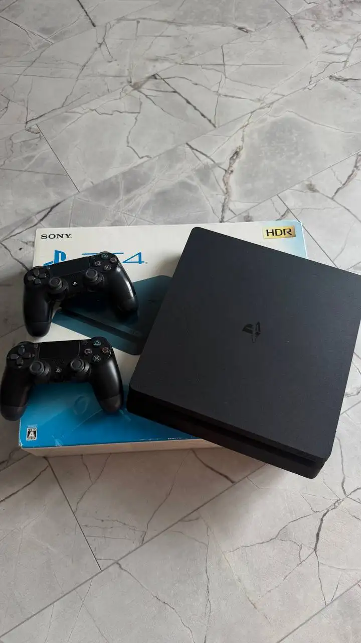 Sony PlayStation 4 500GB с 2 джойстиками и 4 играми - Игровые приставки (Электроника) в Владивосток