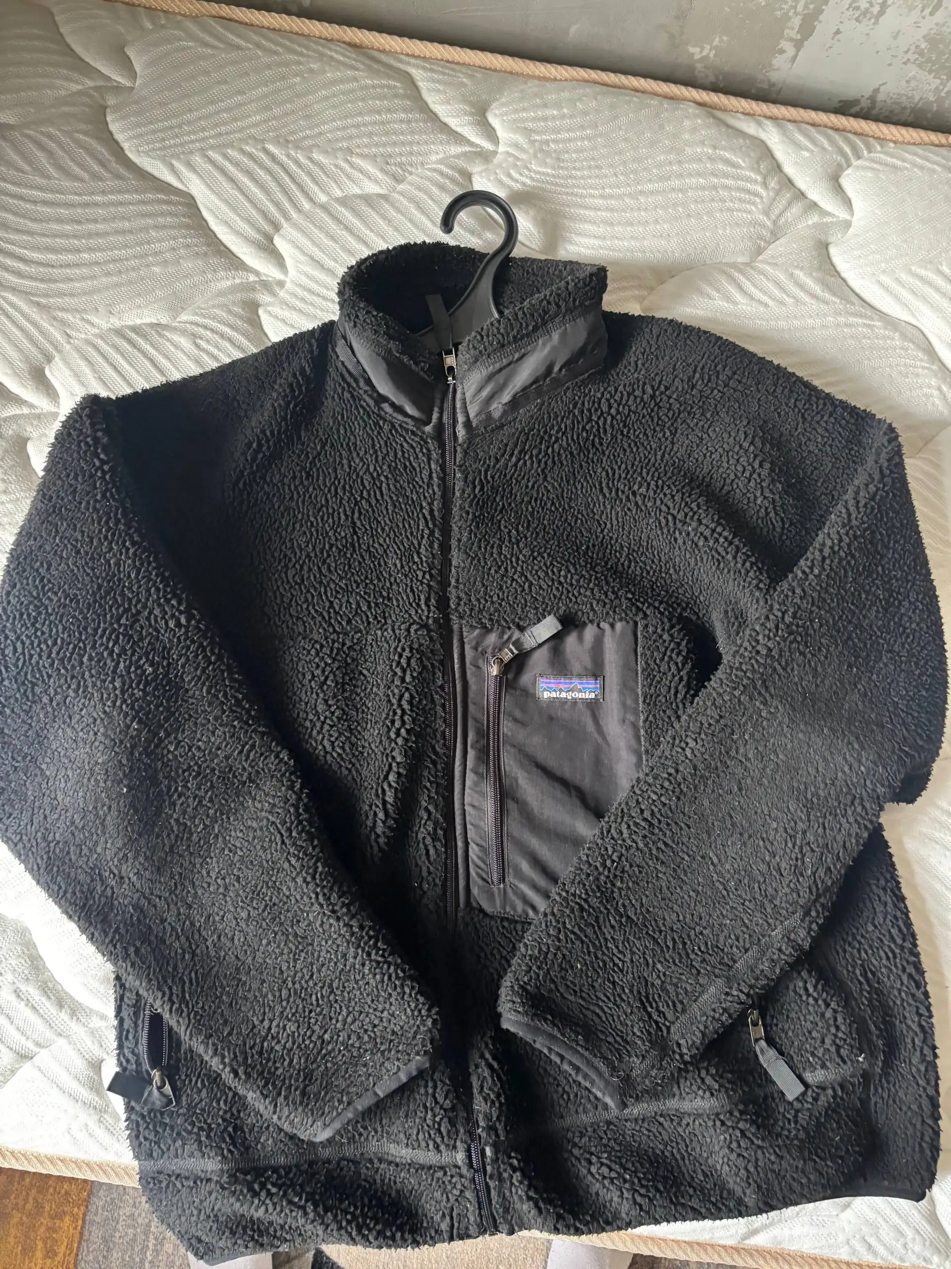 Продам Шерпа Patagonia и жилетка MAAG - Одежда в Владивосток