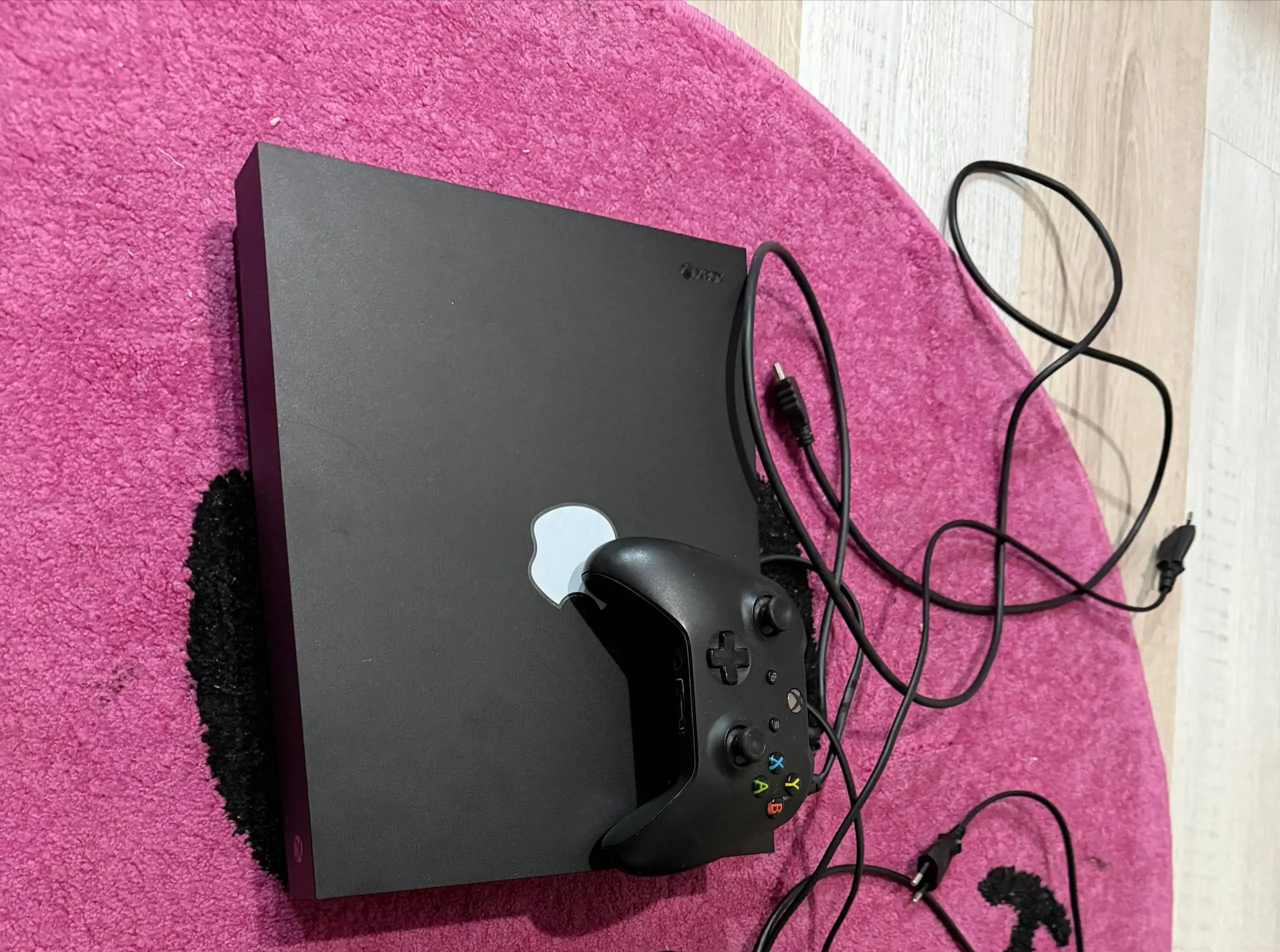 Продам Xbox One X 1000 ГБ + джойстик - Игровые приставки (Электроника) в Артем