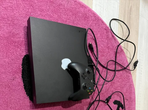 Продам Xbox One X 1000 ГБ + джойстик - частное объявление в Артем