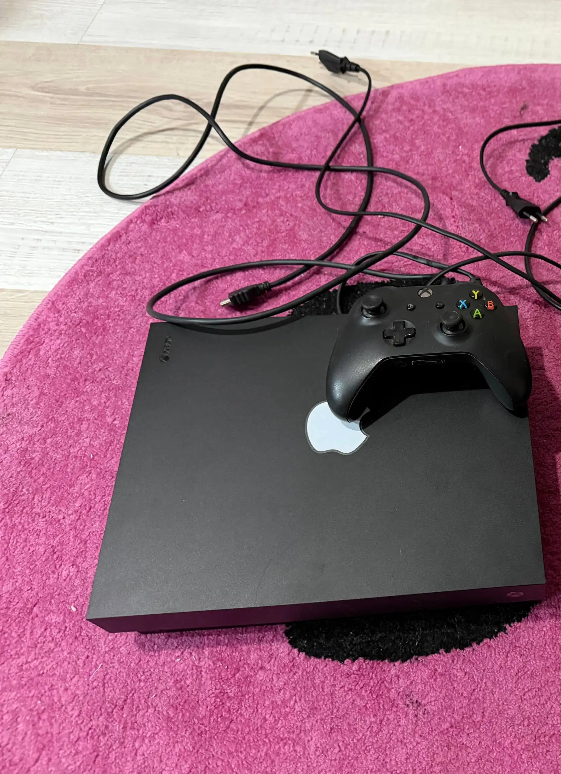 Xbox One X 1ТБ + джойстик - Игровые приставки (Электроника) в Артем
