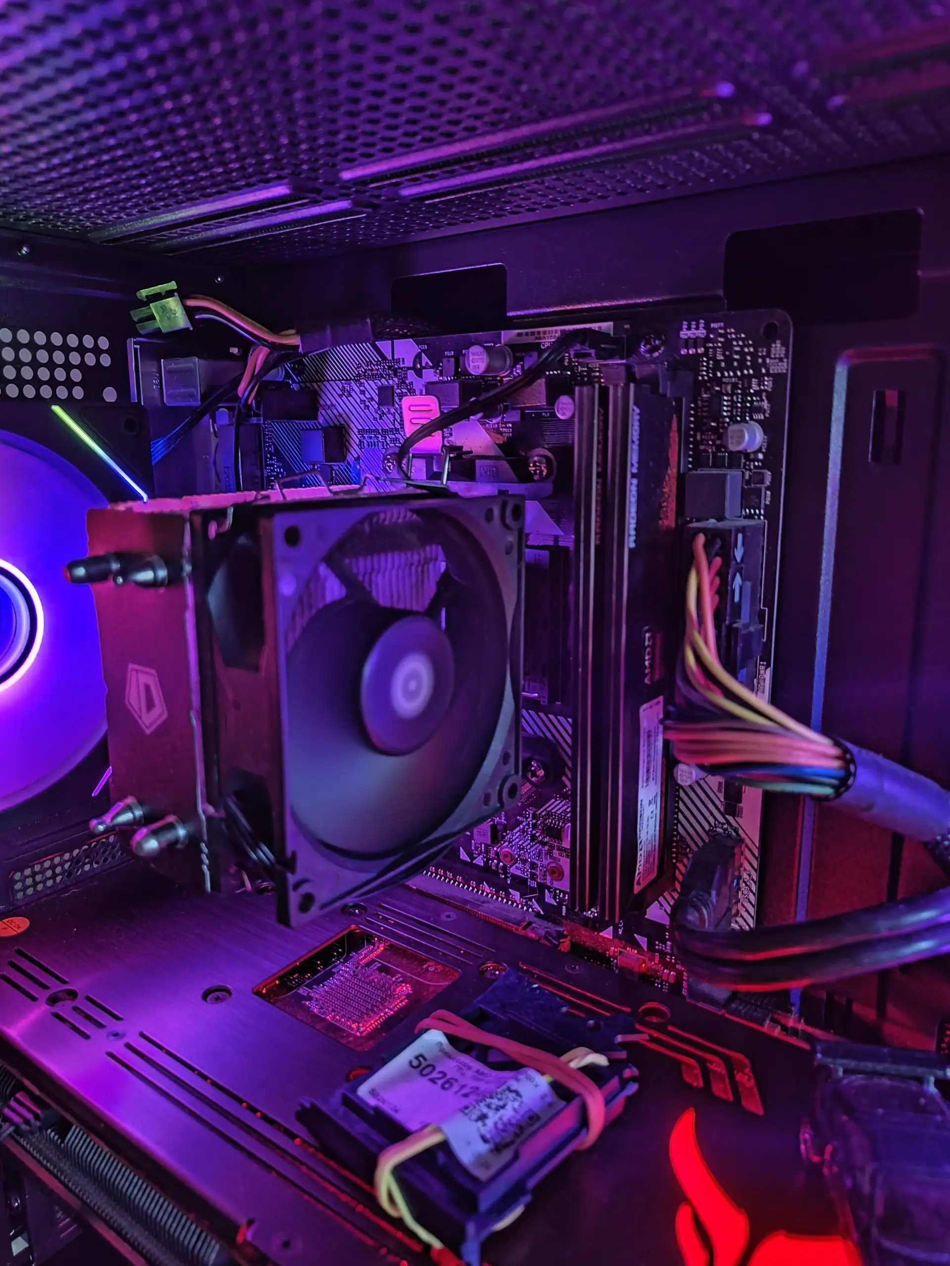 Материнская плата ASRock A320M-DVS с Ryzen 5 2600 и Radeon R9 200 - Компьютеры и комплектующие (Электроника) в Владивосток