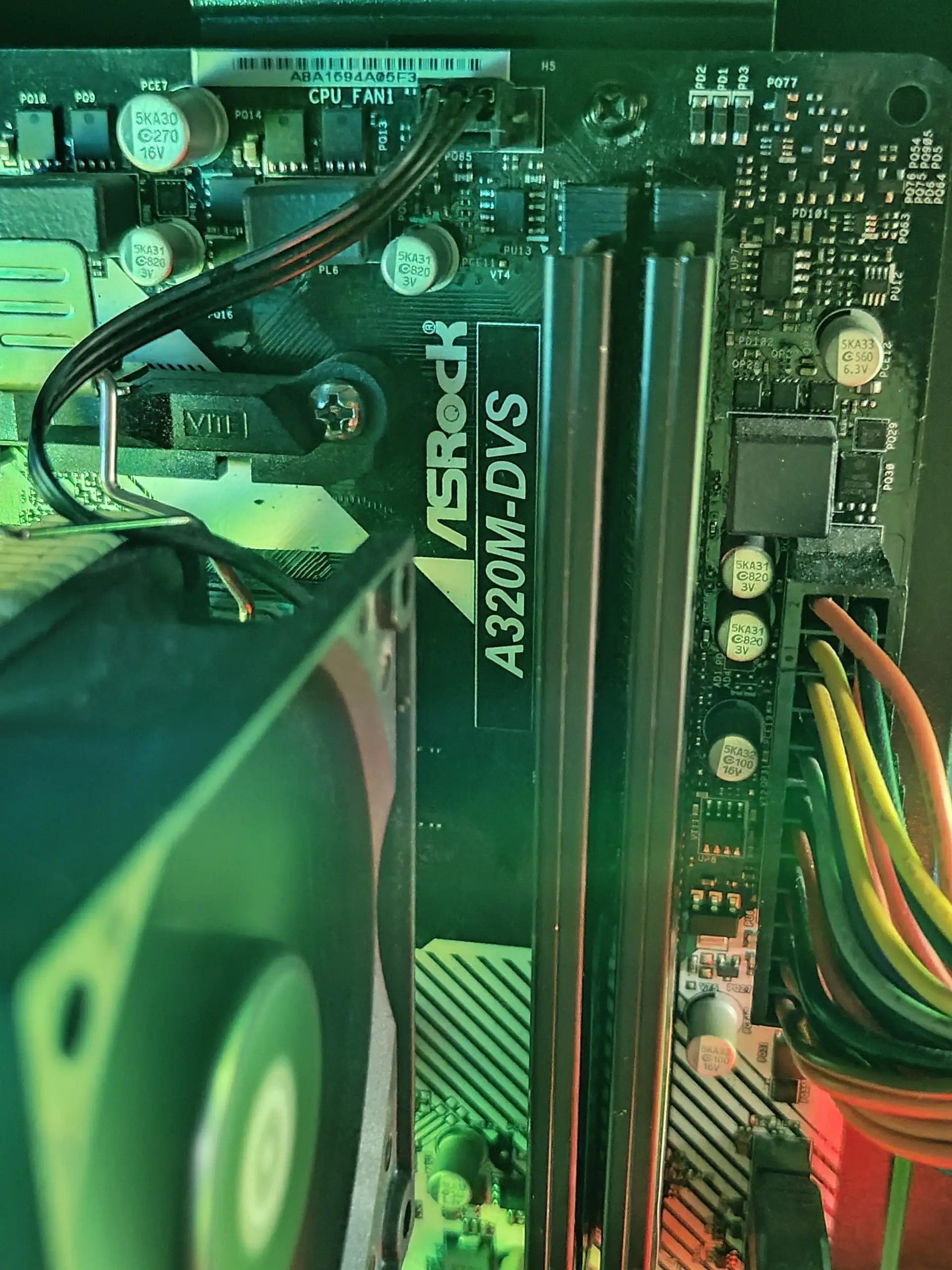 Материнская плата ASRock A320M-DVS с Ryzen 5 2600 и Radeon R9 200 - Компьютеры и комплектующие (Электроника) в Владивосток