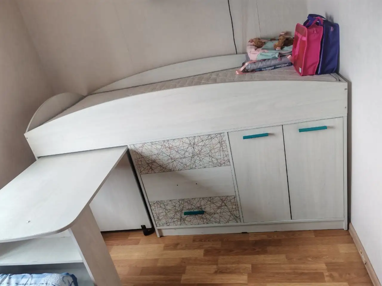 Продам детскую кровать с выдвижным столом - Мебель для детей (Товары для детей) в Владивосток