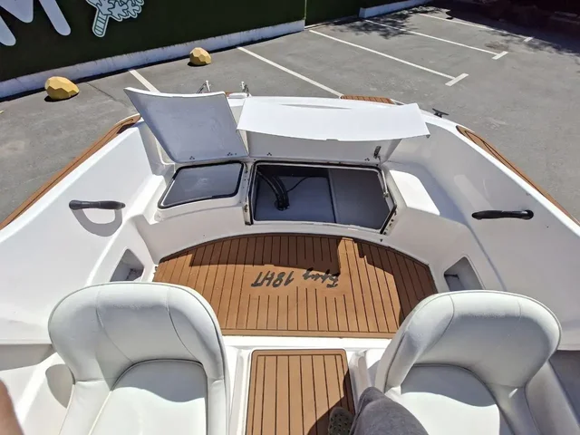 Продажа лодки Бриз-18HT с телегой - Хобби и отдых в Владивосток