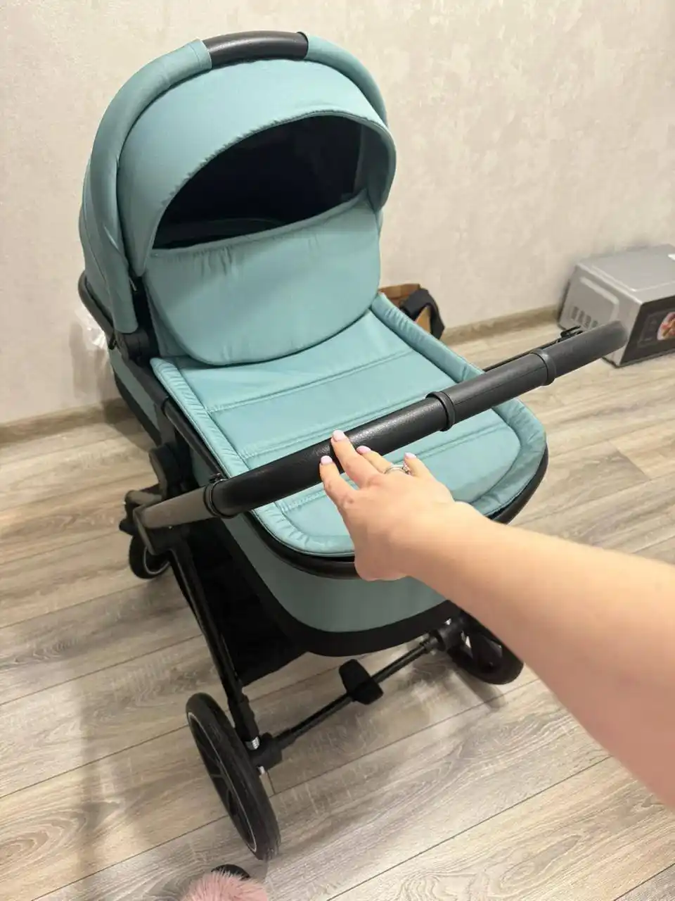 Продажа часов Maserati, наушников AKG и коляски 3 в 1