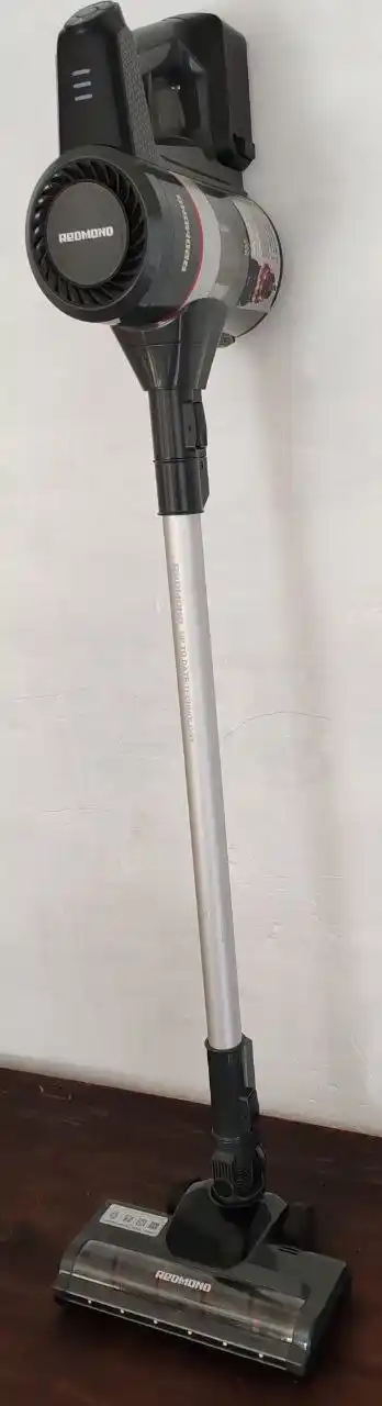 Продам вертикальный беспроводной пылесос REDMOND RV-UR362