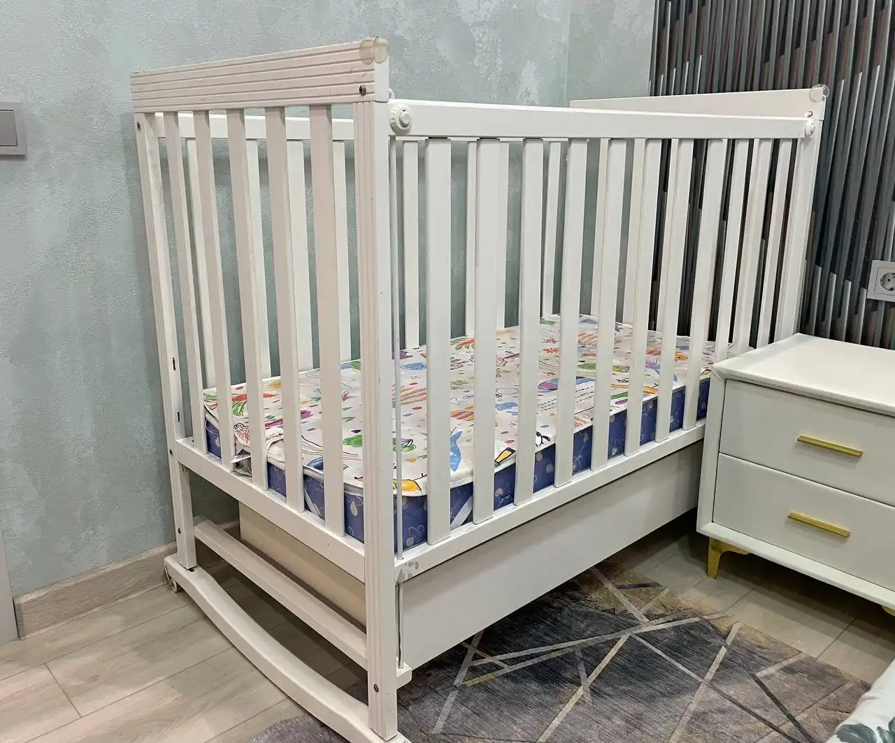 Продам детскую кроватку с матрасом и аксессуарами