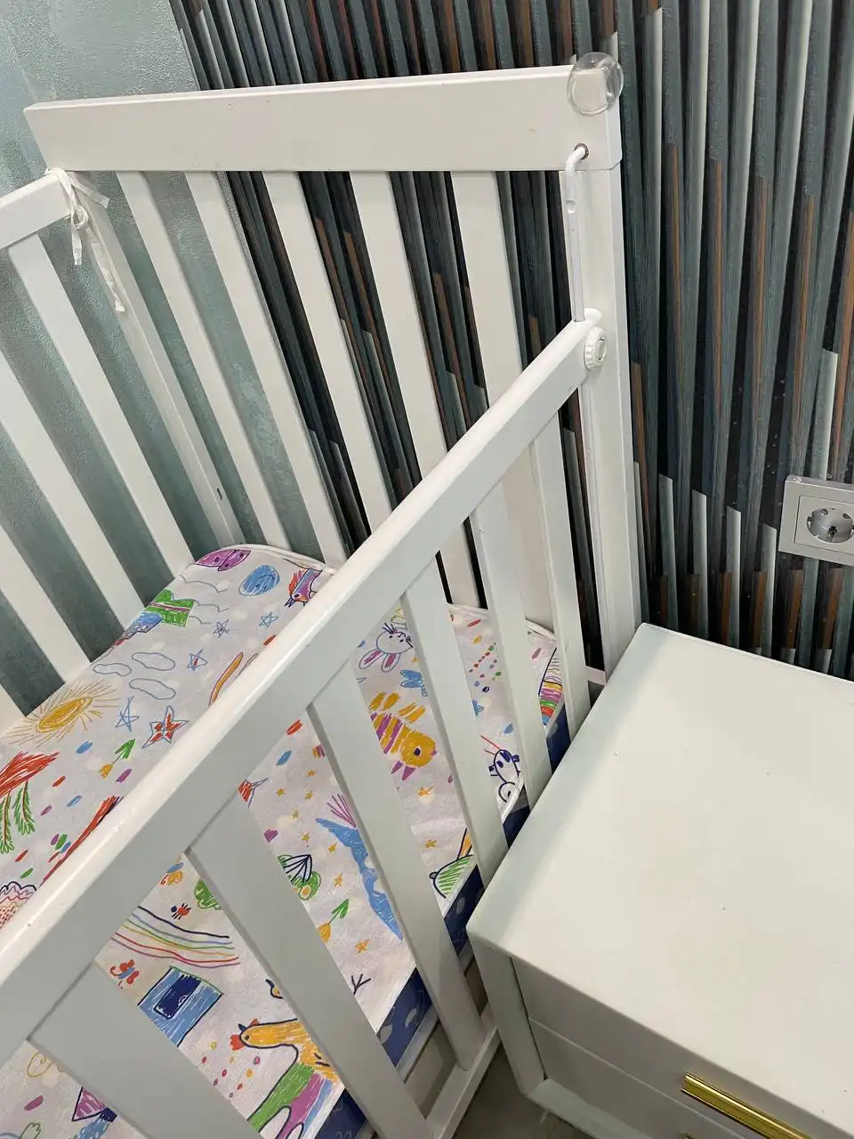 Продам детскую кроватку с матрасом и аксессуарами