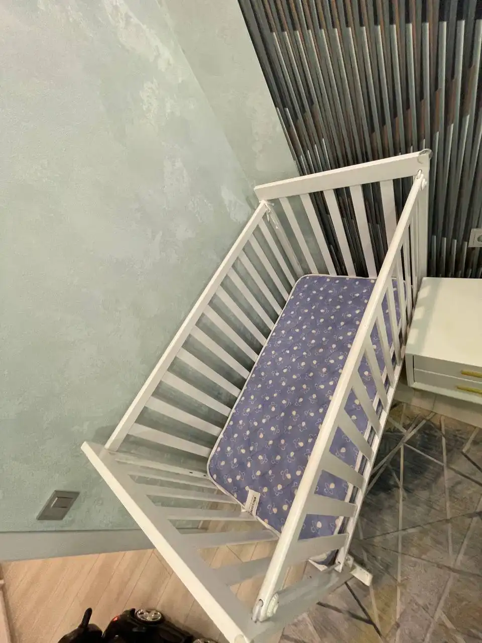 Продам детскую кроватку с матрасом и аксессуарами