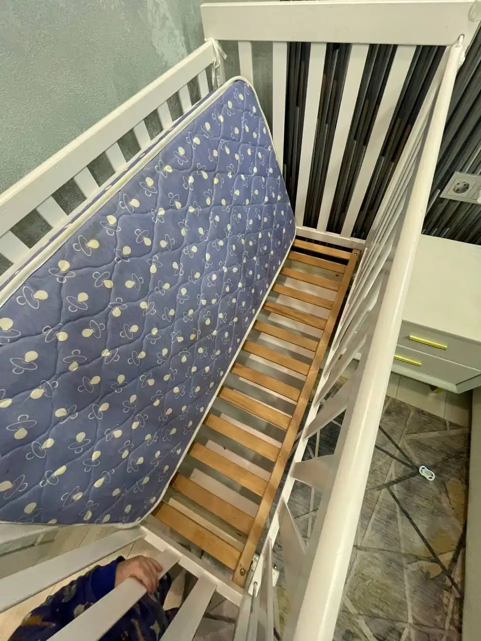 Продам детскую кроватку с матрасом и аксессуарами