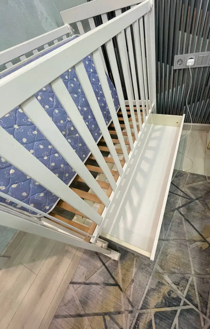 Продам детскую кроватку с матрасом и аксессуарами