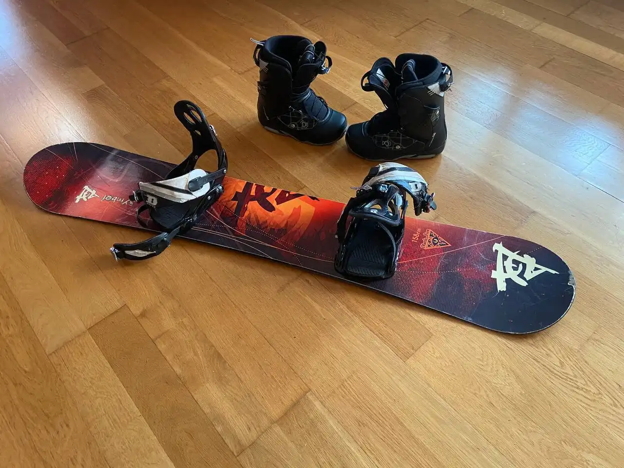 Продам сноуборд с креплением и ботинками