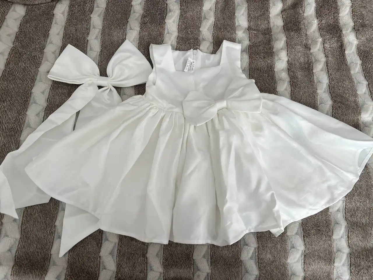 Продам нарядное платье для девочки