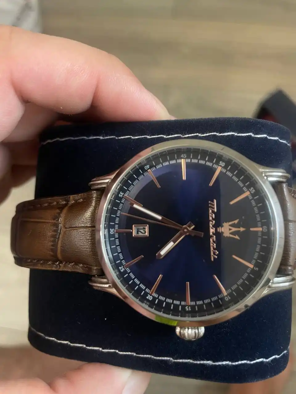 Продажа часов Maserati, наушников AKG K 240 STUDIO и колыбели Corello Hobby