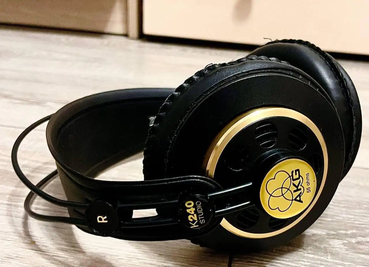 Продажа часов Maserati, наушников AKG K 240 STUDIO и колыбели Corello Hobby
