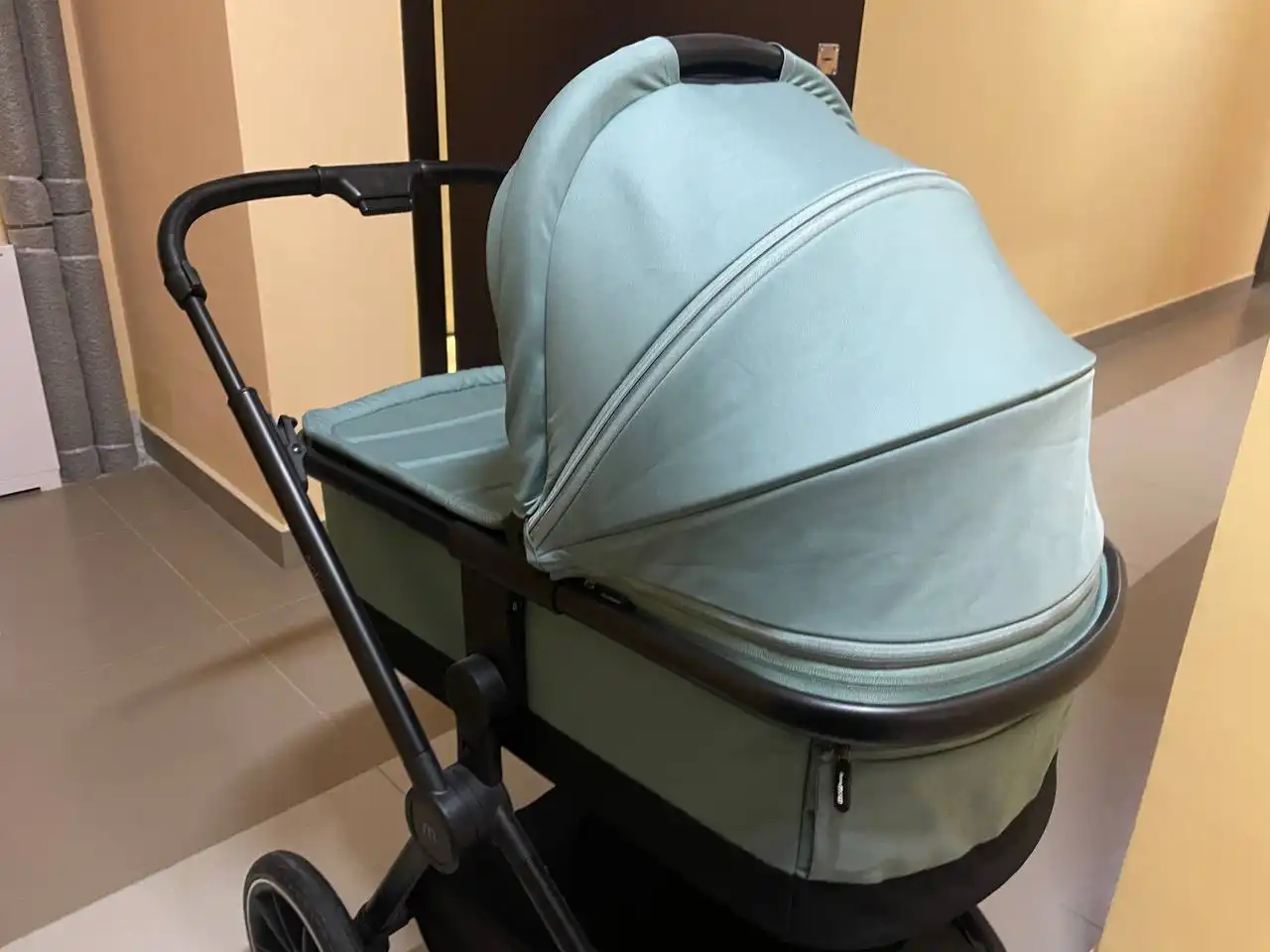 Продам коляску MOWBaby Amber Mint и куртку Guess