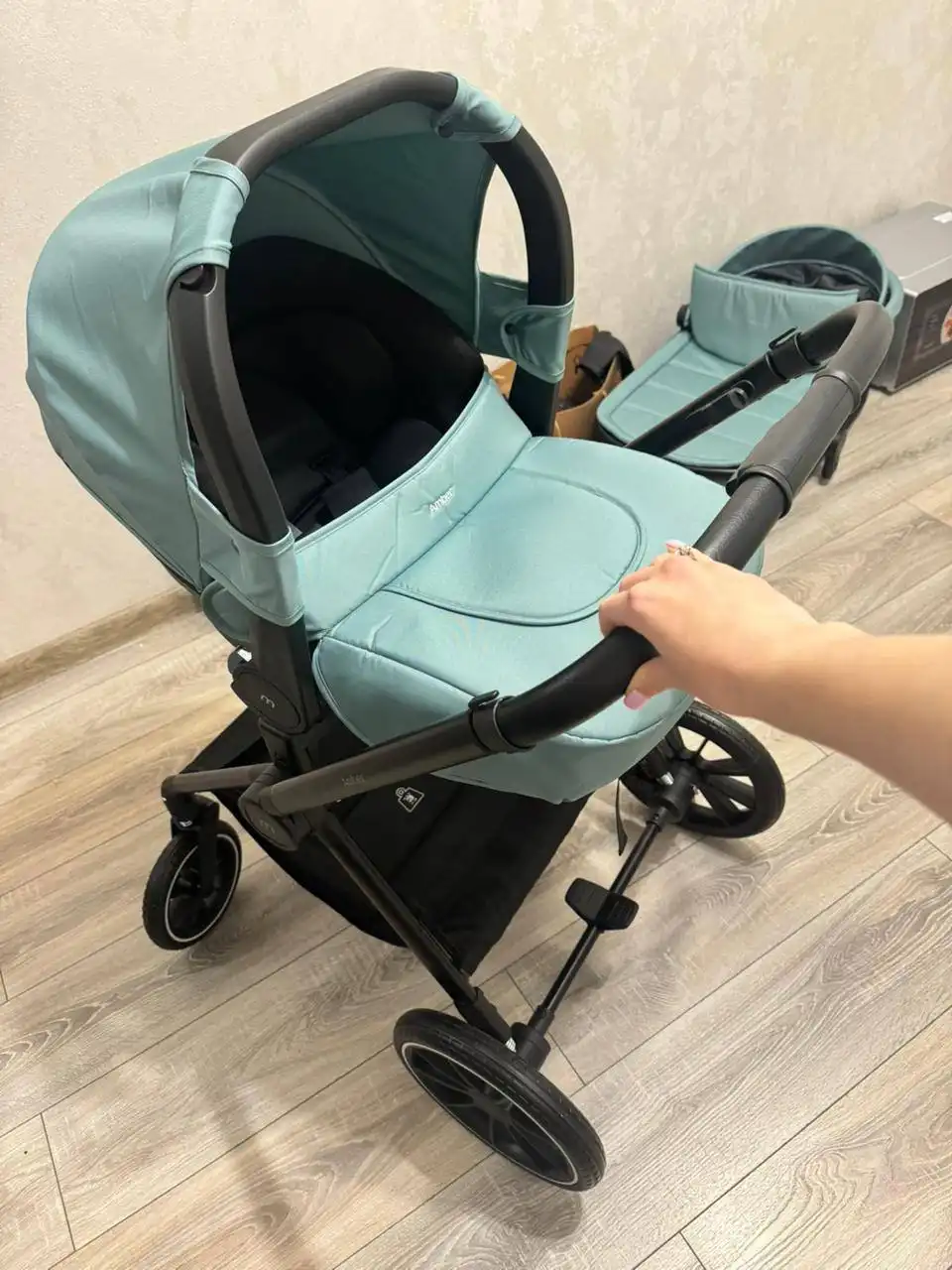 Продам коляску MOWBaby Amber Mint и куртку Guess