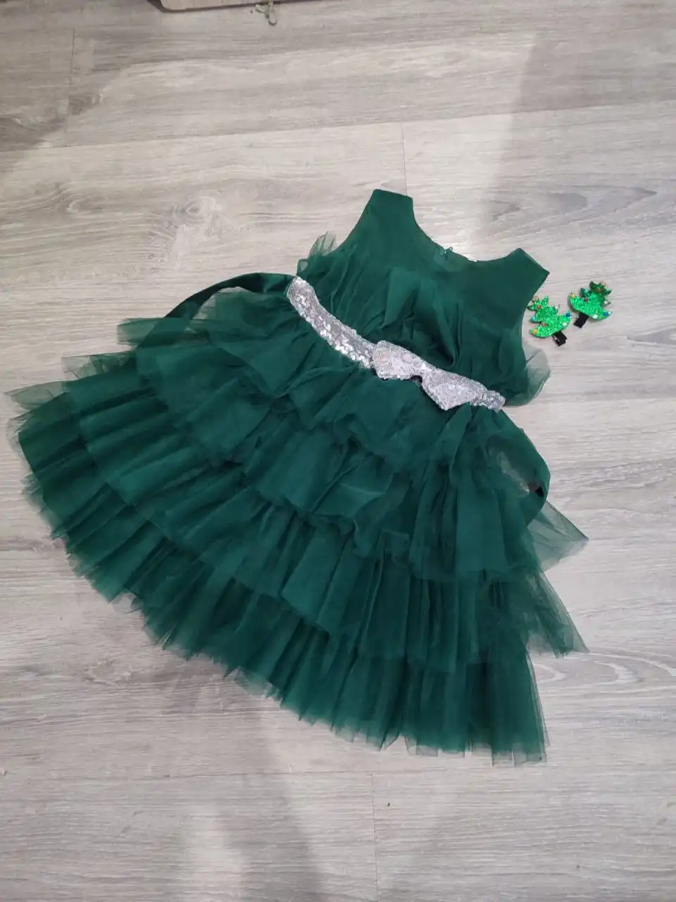 Продам красивое платье ёлочка с заколками