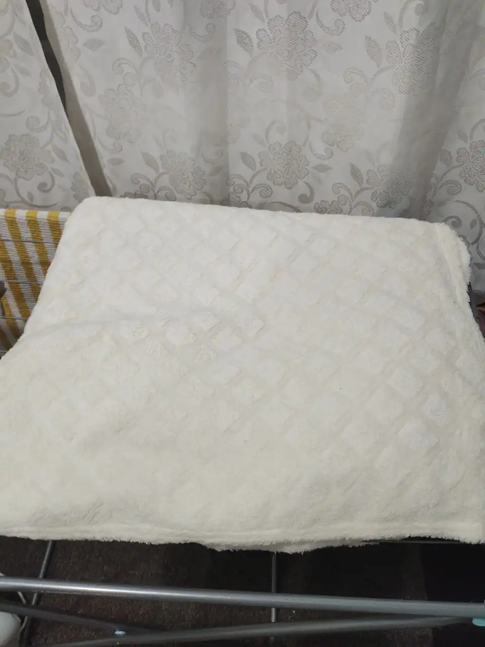 Продажа новых замшевых туфель и двухспального пледа