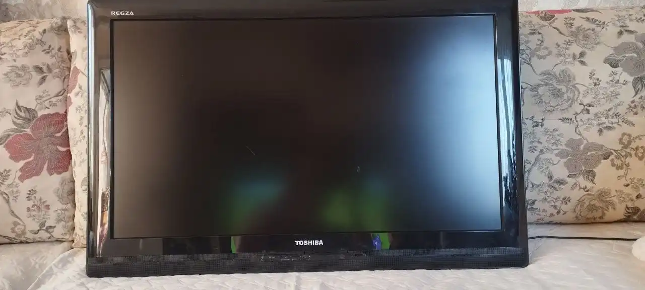 Продам телевизор 32 дюйма с подставкой и пультом