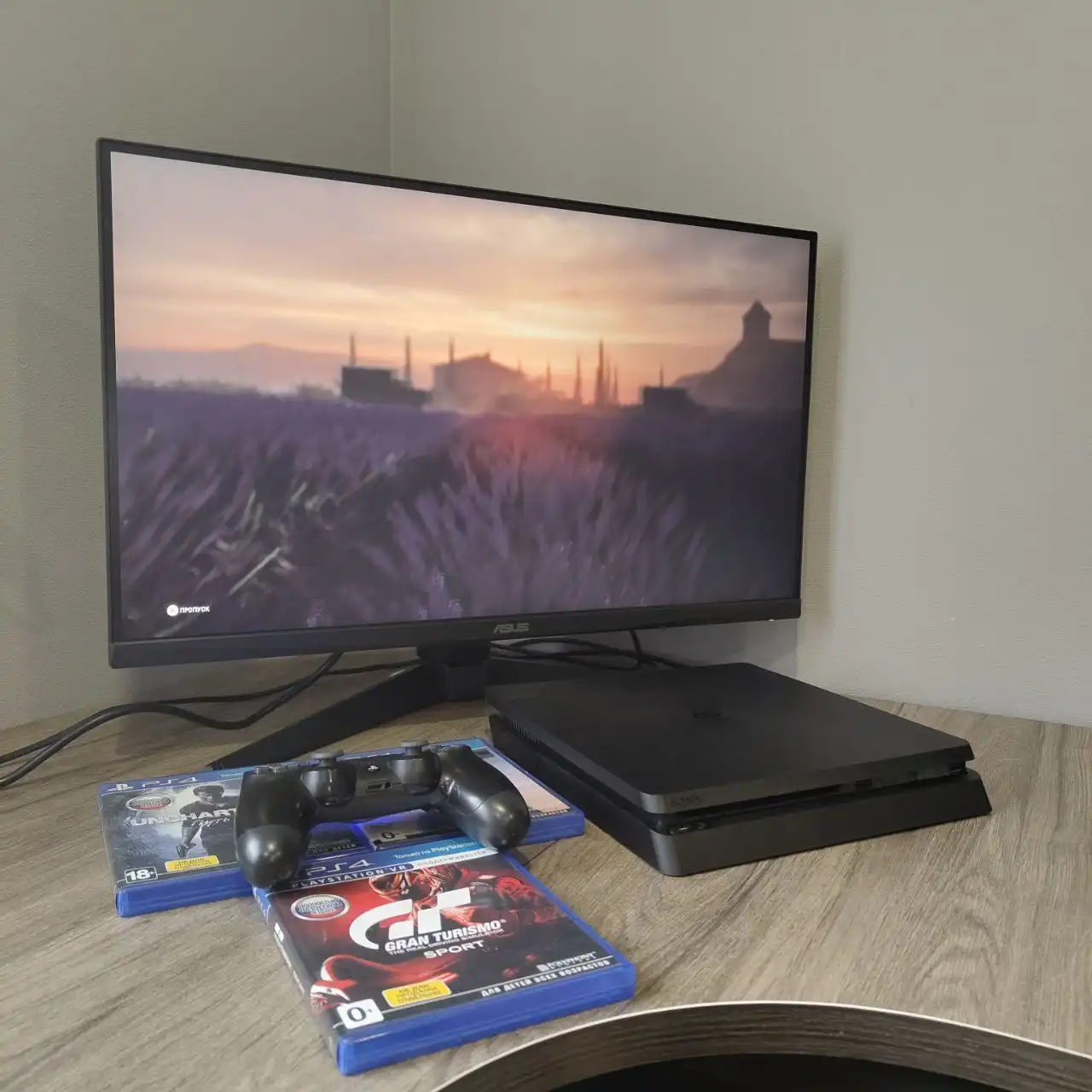 Продам игровую приставку PlayStation 4 slim 500gb