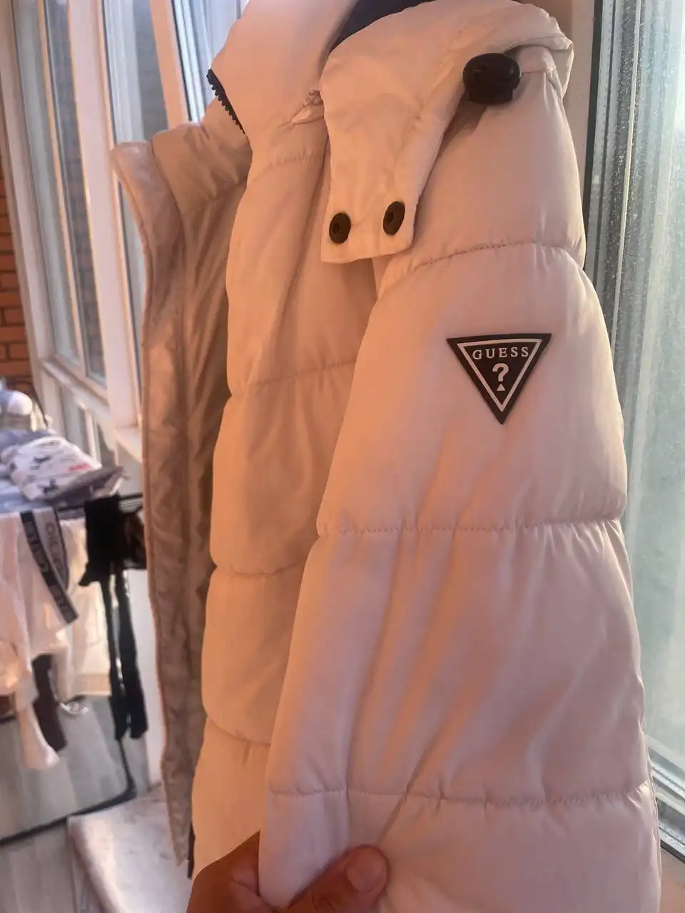 Куртка Guess и наушники AKG