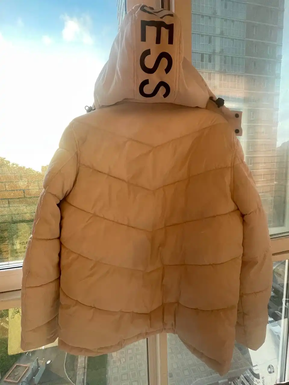 Куртка Guess и наушники AKG