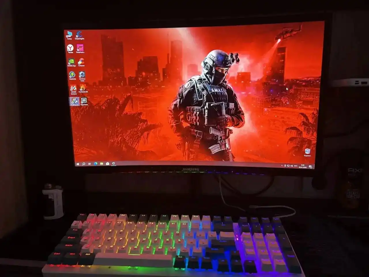 Игровой компьютер с монитором и периферией