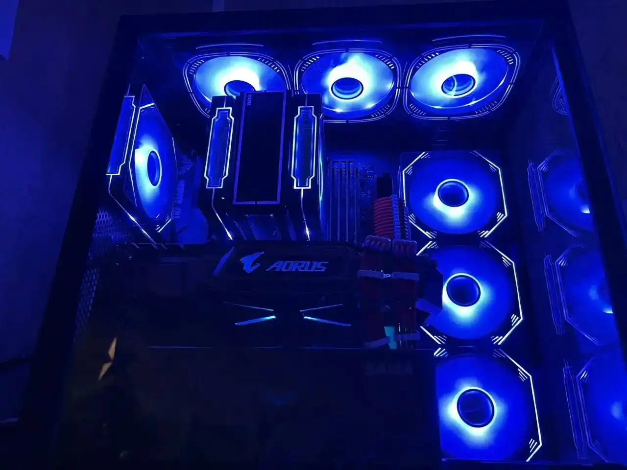 Игровой компьютер с монитором и периферией