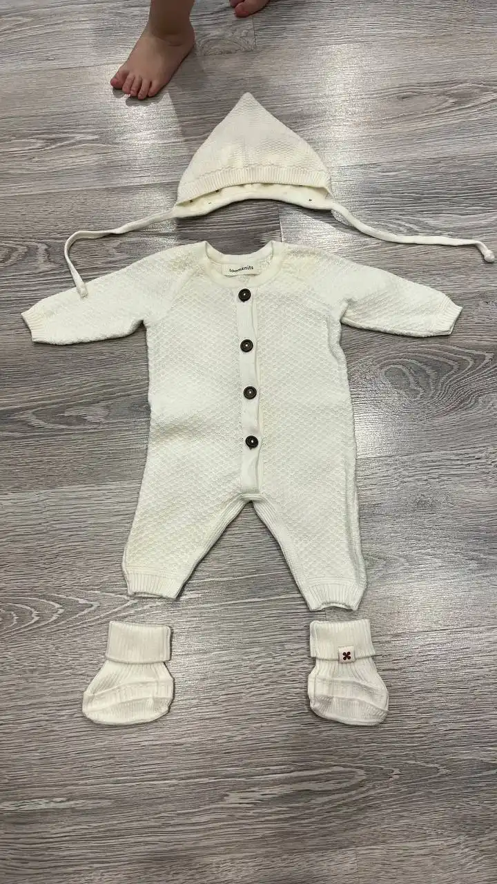 Детский вязаный костюм с шапочкой и пинетками