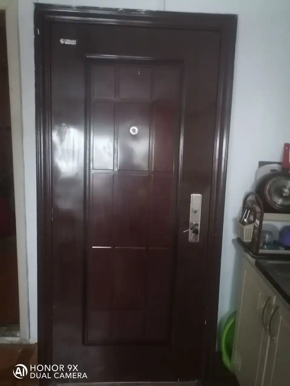 Продам железную дверь б/у с замком и коробкой