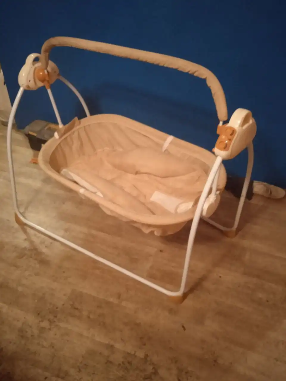 Продам шезлонг с автоматическим покачиванием и музыкой - Барахолка в Владивосток