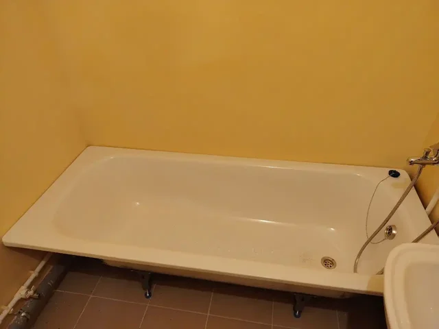 Продажа новой стальной ванны со смесителем и раковины - Для дома и дачи в Владивосток