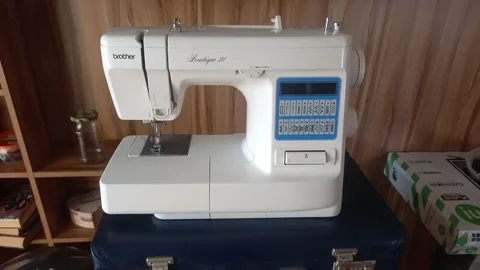 Продам швейную машинку б/у - DVD диски в Владивосток