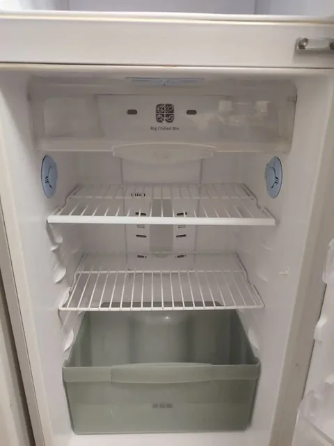 Холодильник с системой No Frost и приготовлением льда - Для дома и дачи в Владивосток