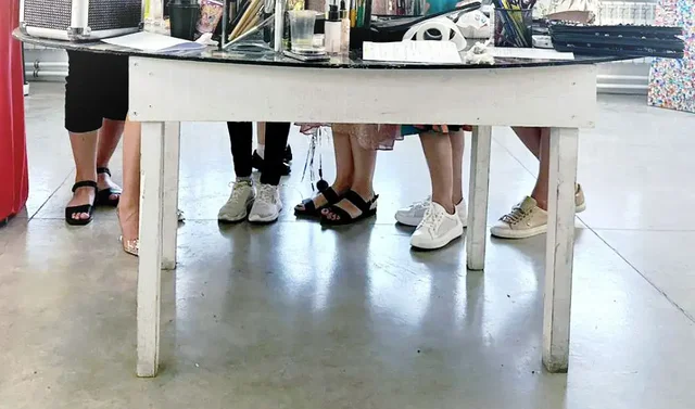 Деревянный овальный стол с ручной росписью косметики и логотипа - Товары для животных в Владивосток