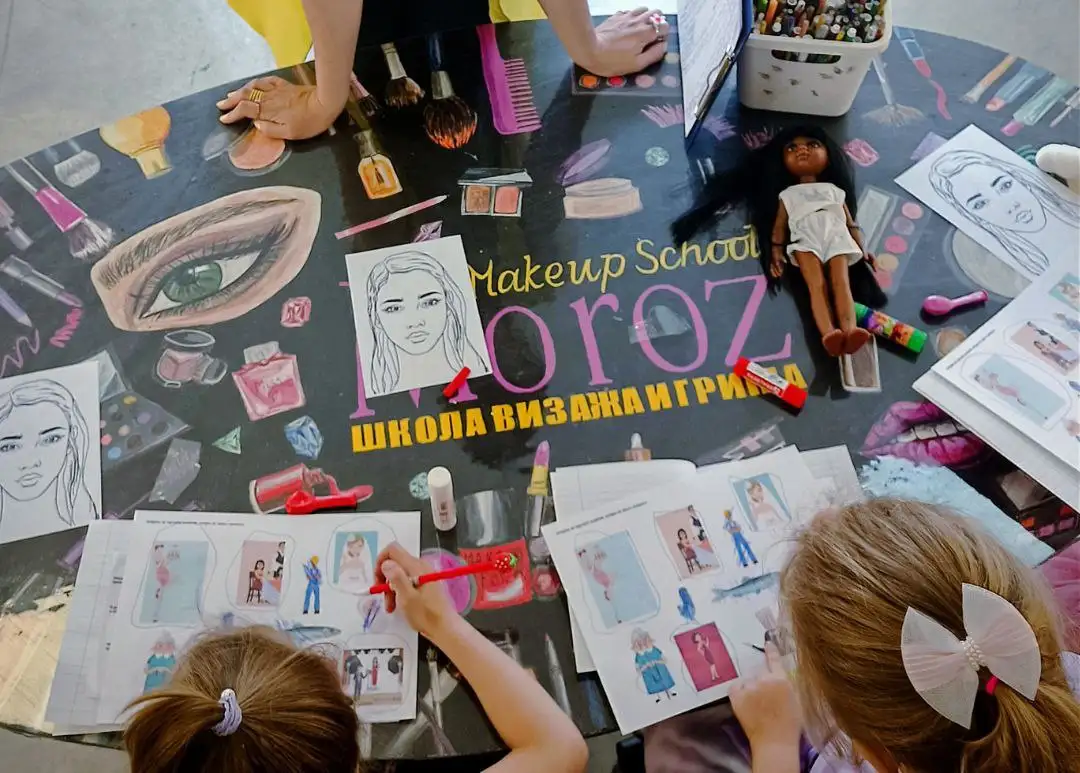 Деревянный овальный стол с ручной росписью косметики и логотипа - Барахолка в Владивосток