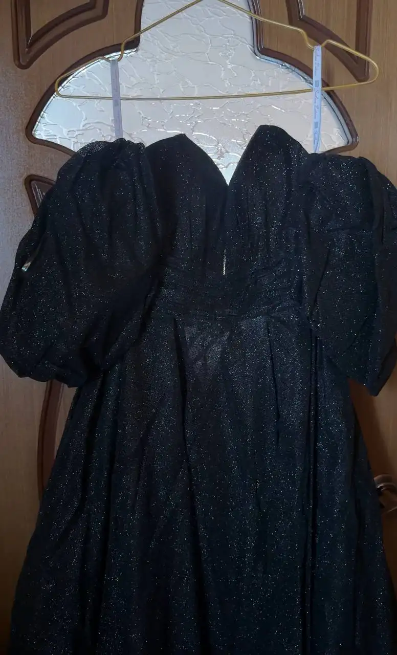 Продам выпускное платье размер 40-44 - Платья (Одежда) в Владивосток