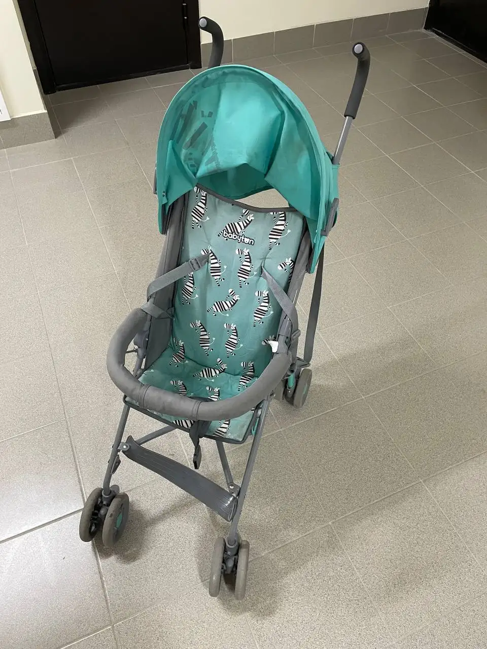 Коляска-трость в удовлетворительном состоянии с чехлом от дождя - Детские коляски (Товары для детей) в Владивосток