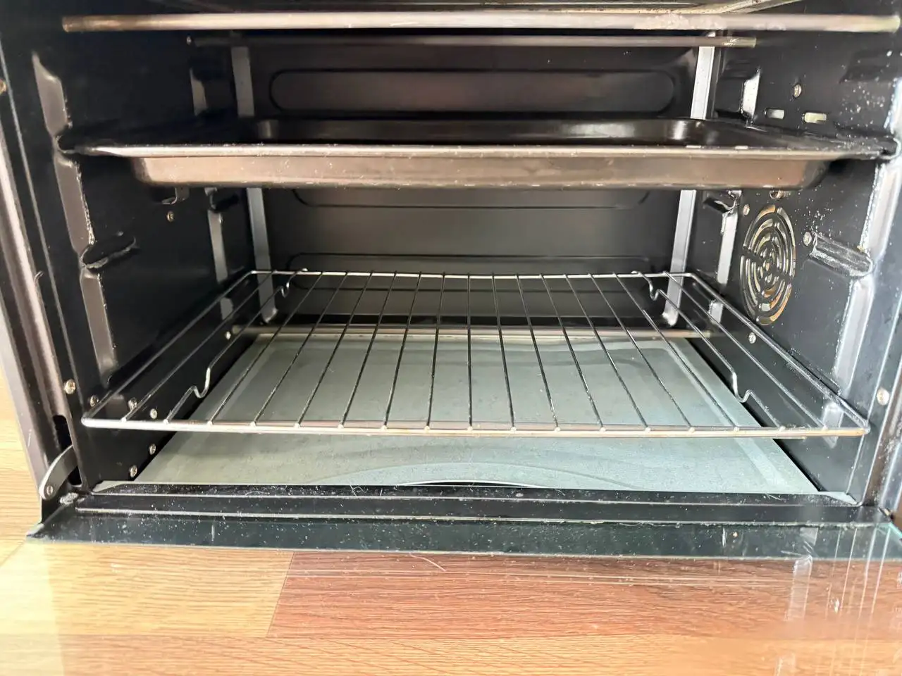 Продам электрическую мини печь с конвекцией 33 литра - Кухонная техника (Для дома и дачи) в Владивосток