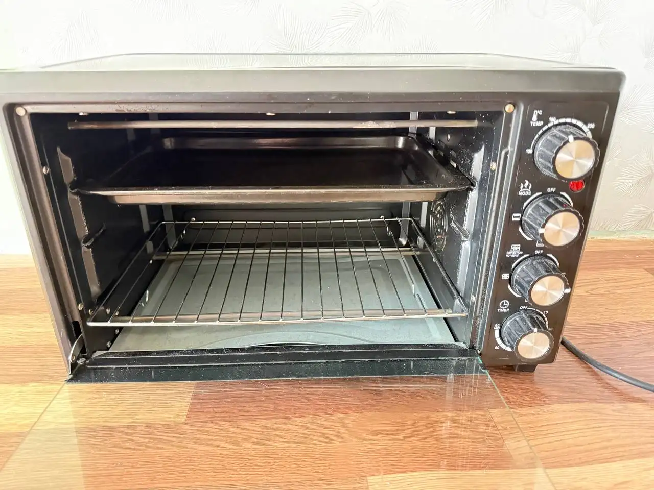 Продам электрическую мини печь с конвекцией 33 литра - Кухонная техника (Для дома и дачи) в Владивосток