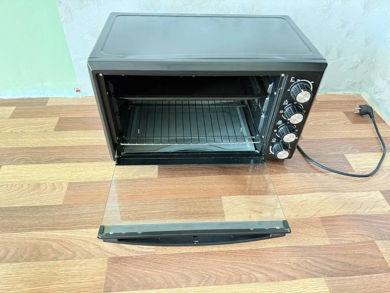 Продам электрическую мини печь с конвекцией 33 литра - Кухонная техника (Для дома и дачи) в Владивосток