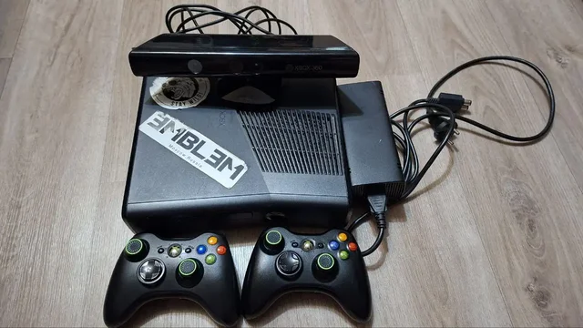 Продам игровую приставку Xbox 360 S (Slim) - Игровые аксессуары в Владивосток