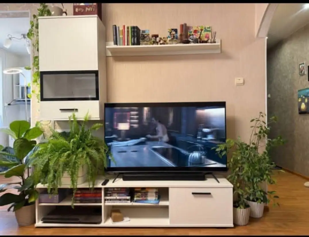 Продажа тубы для зоны ТВ с подвесным шкафчиком и полкой - Мебель (Для дома и дачи) в Владивосток