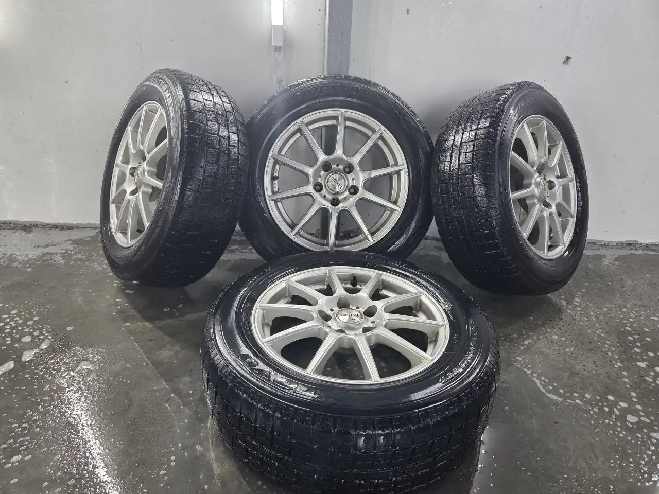 Продажа колес с зимней резиной R16 - Шины и диски (Авто) в Владивосток