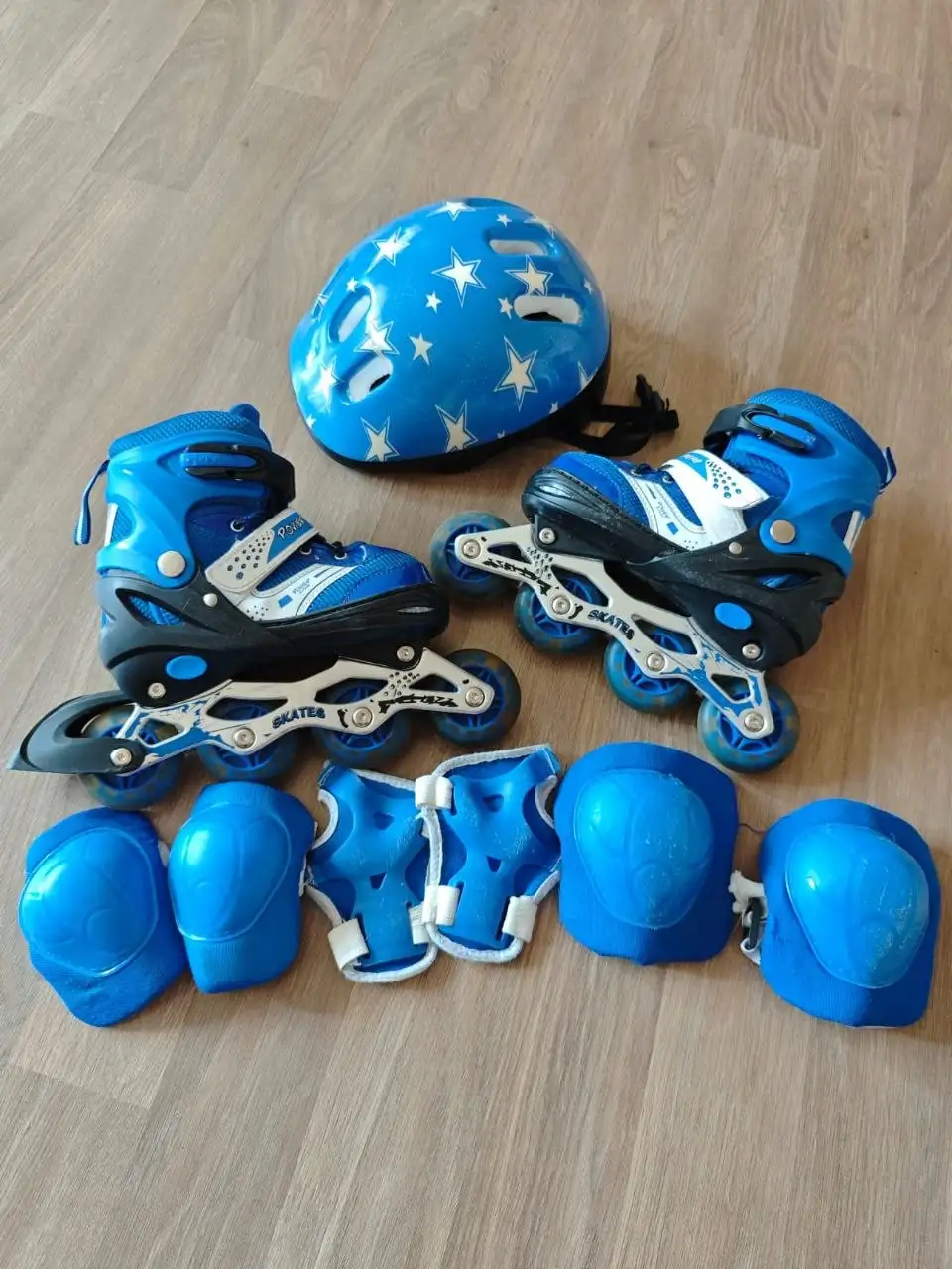 Продам ролики раздвижные с защитой и шлемом - Роликовые коньки (Хобби и отдых) в Владивосток