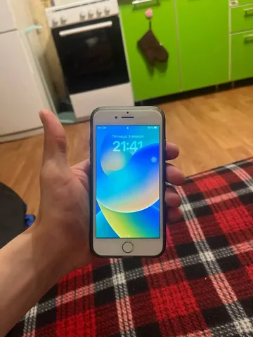 Айфон 8 с разбитым углом - Компьютерная техника в Владивосток