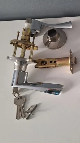 Продам дверную ручку-замок - Фурнитура в Владивосток