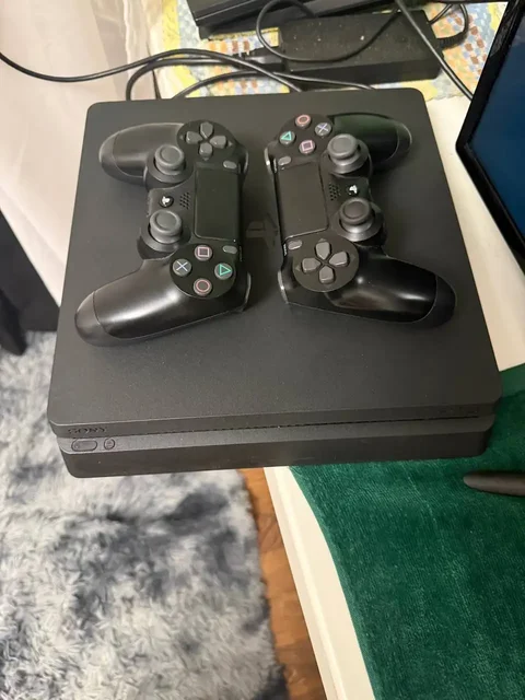 Продам PlayStation 4 Slim 1TB с играми и джойстиками - Электроника в Владивосток